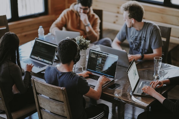Équipe travaillant sur la technologie